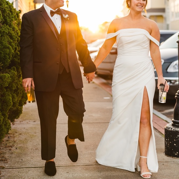 White wedding dress, off shoulder straps - Picture 7 of 7